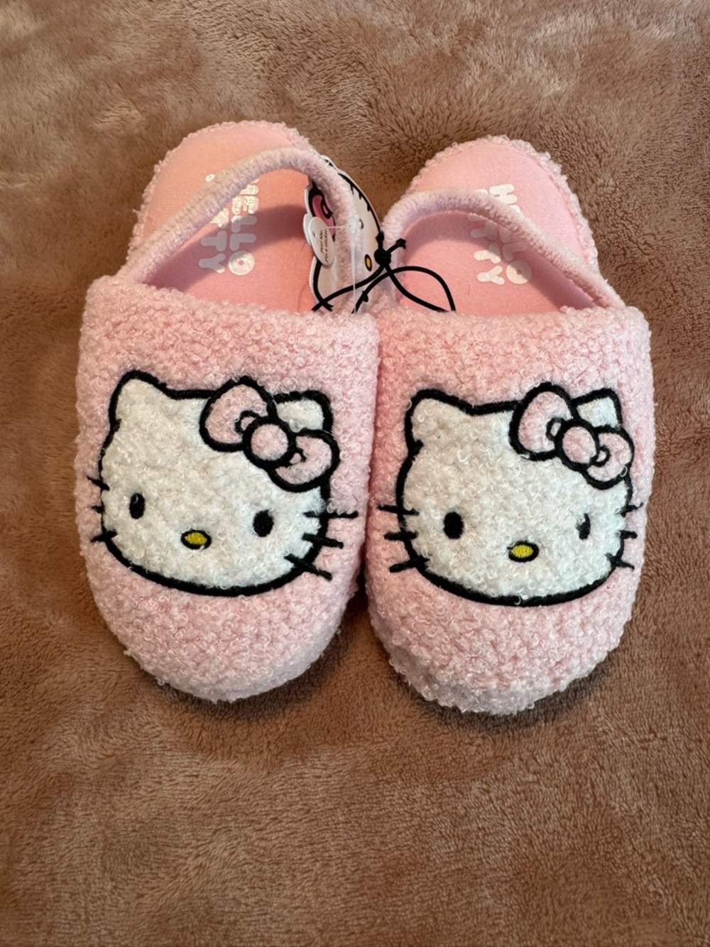 NWT Hello Kitty Girls’ Pink Fuzzy Slippers, Size 11-12